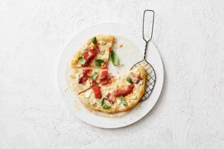 Piz­za bi­an­ca met spek, ri­cot­ta & pro­vo­lo­ne
