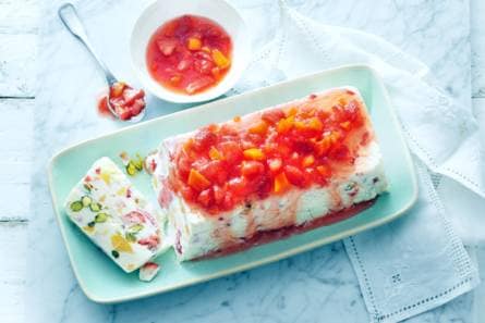 Semifreddo met aardbeien en nectarine