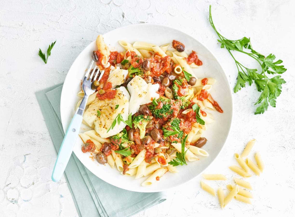 Penne puttanesca met broccoli en kabeljauw