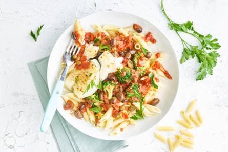 Penne puttanesca met broccoli en kabeljauw