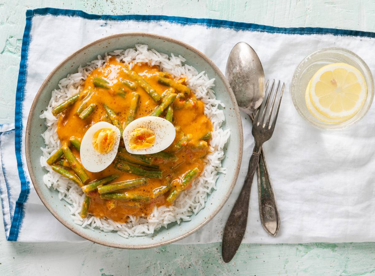 Curry met pompoensaus, sperziebonen & ei