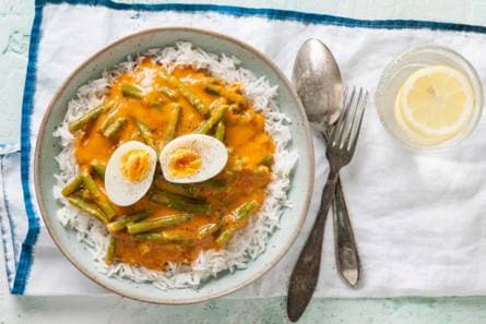 Curry met pompoensaus, sperziebonen & ei
