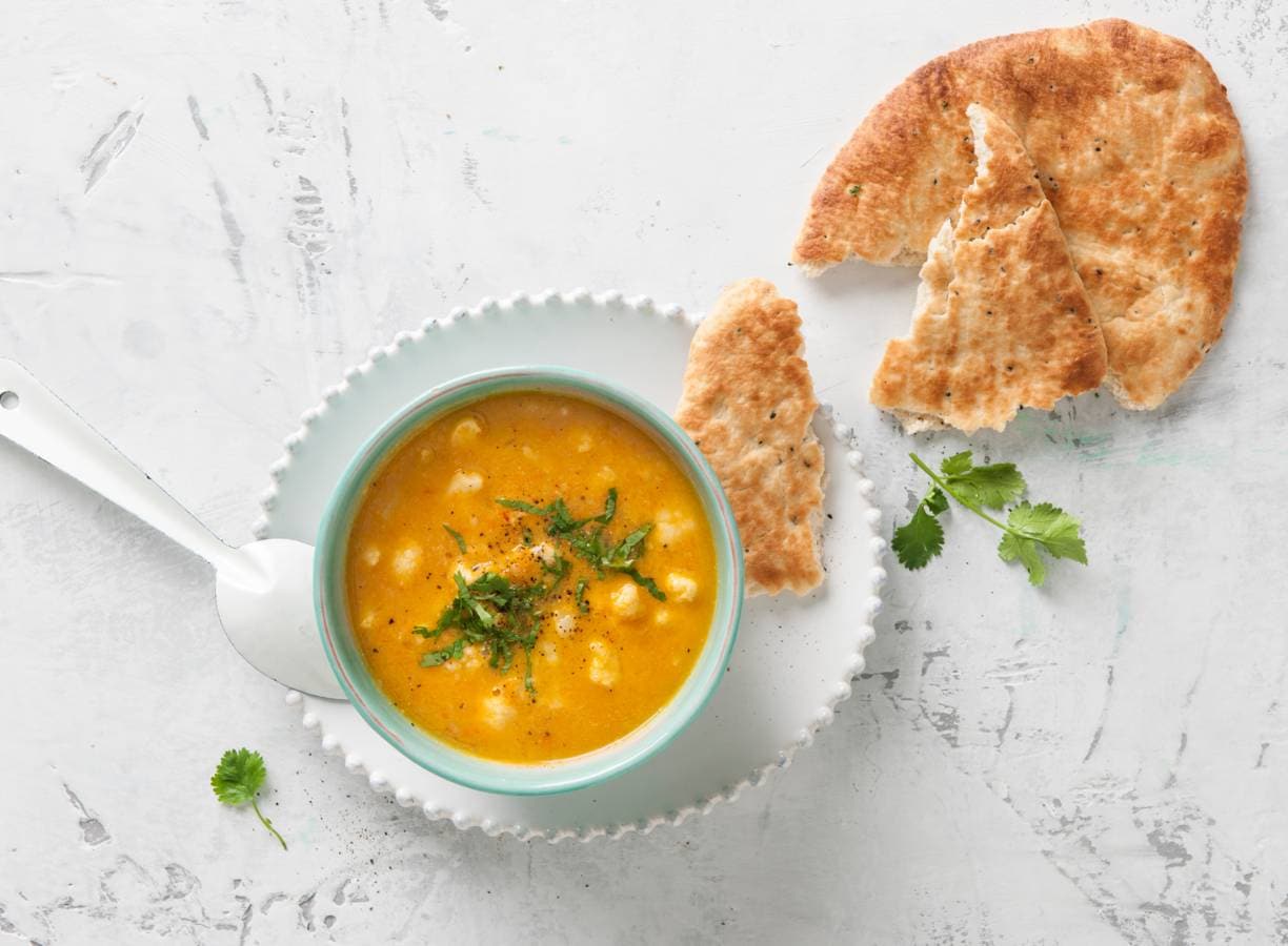 Pompoensoep met bloemkool & naanbrood