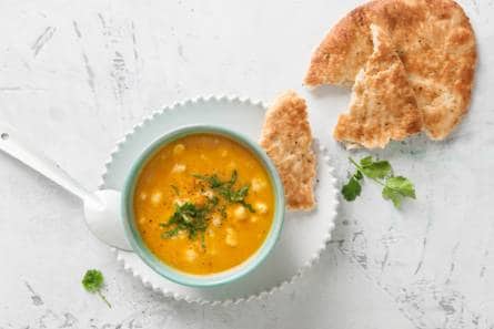Pompoensoep met bloemkool & naanbrood