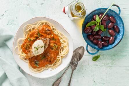 Spa­ghet­ti met kip-groen­te­saus