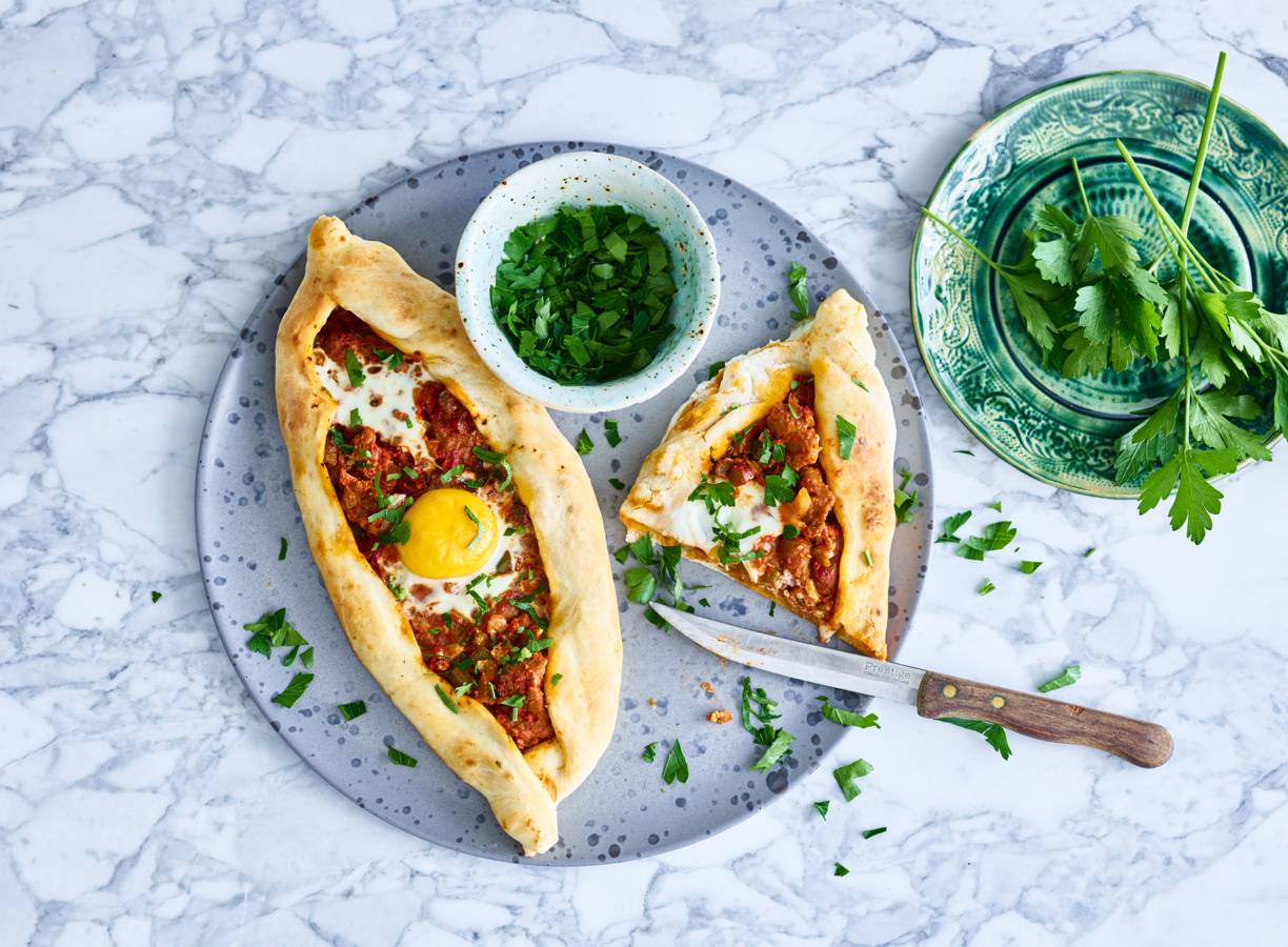 Pide met lamsgehakt en gebakken eitje