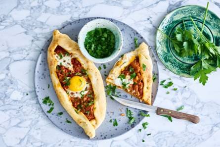 Pide met lamsgehakt en gebakken eitje
