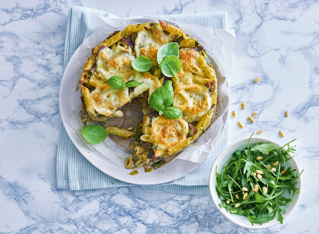Pesto-pennetaart met rucola