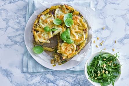 Pesto-pennetaart met rucola