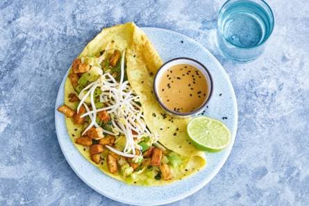 Omelet met pittige roerbakreepjes en soja-mayodressing