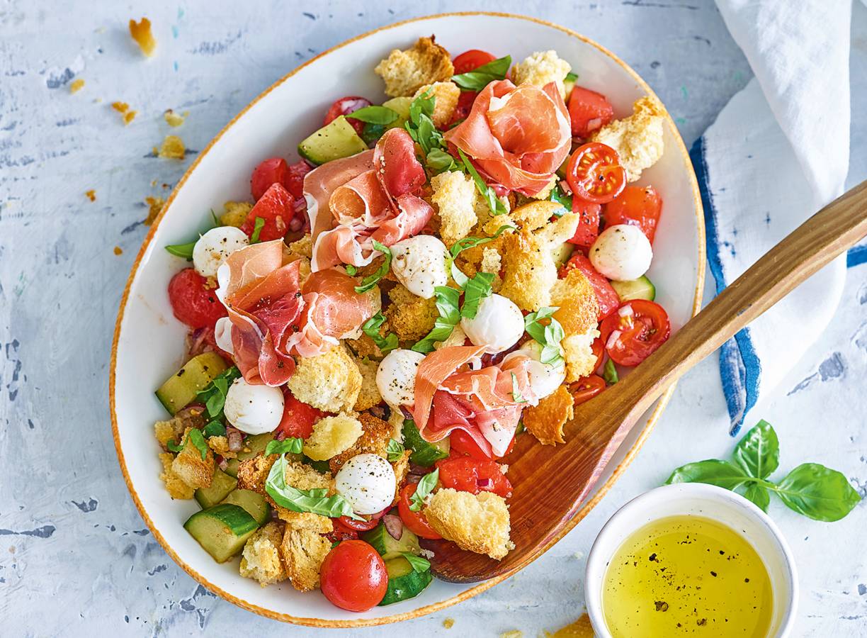 Panzanella met mini-mozzarella