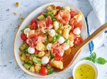 Fantastische Italiaanse broodsalade met parmaham. 