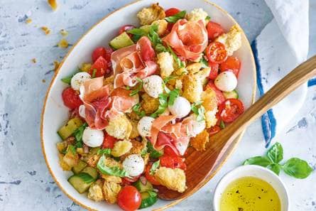 Panzanella met mini-mozzarella