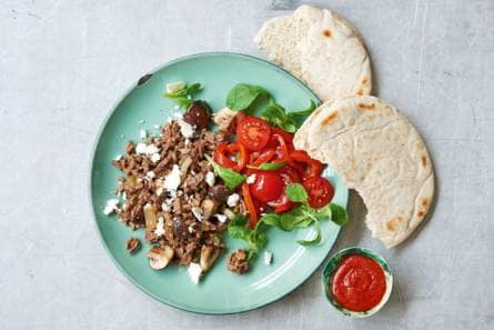 Pita met gekruid gehakt en paprika-tomaatsalade