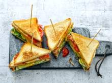 Een klassieker op de lunchtafel: de club sandwich. Door de romige mozzarella en krokant spek is iédereen fan.