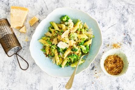 Pasta ansjovis met groenten en parmezaan