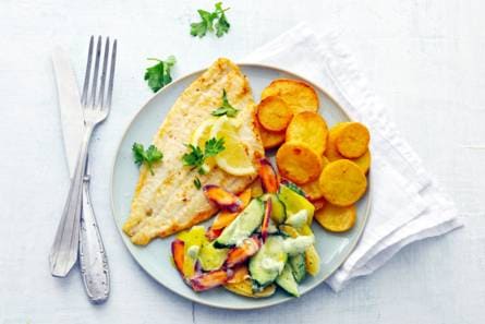 Scholfilet met gebakken aardappelen en wortelsalade