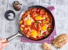 Shak-wat? Shakshuka kun je het beste uitleggen als eieren in pittige tomatensaus.