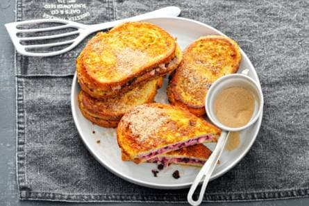 Wentelteefjes met kaneelroomkaas en fruit