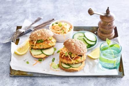 Zalmburger met coleslaw