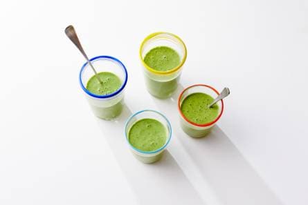 Smoothie met banaan, amandelen en munt