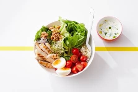 Sportsalade met gegrilde kip en yoghurtdressing