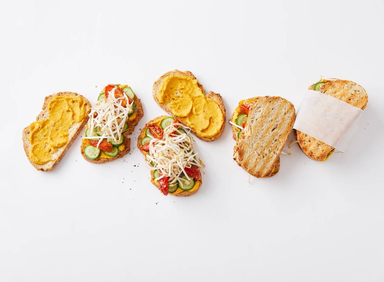 Stevige sandwich met pompoenhummus