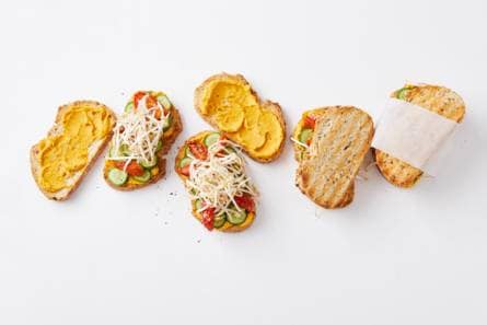 Stevige sandwich met pompoenhummus