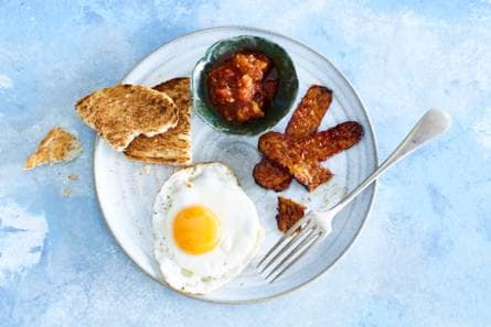 Tempehbacon met gebakken ei en tomatenjam