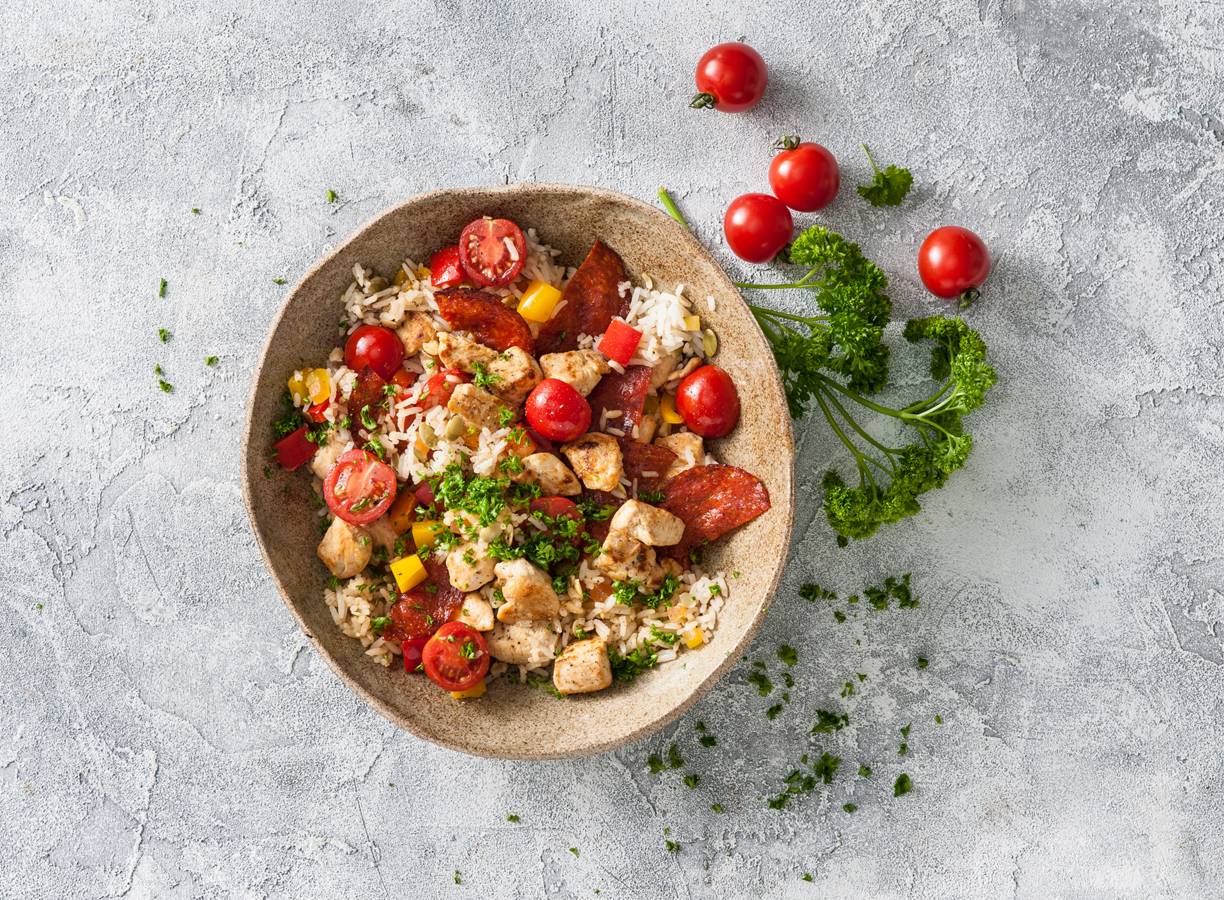 Spaanse rijstschotel met chorizo en kip