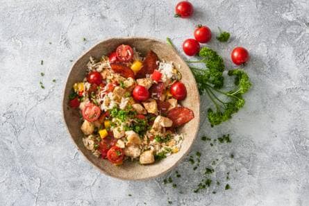 Spaanse rijstschotel met chorizo en kip