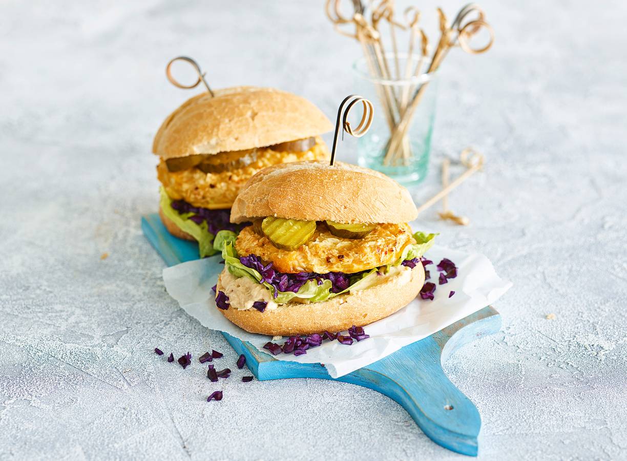 Homemade bloemkoolburger met hummus