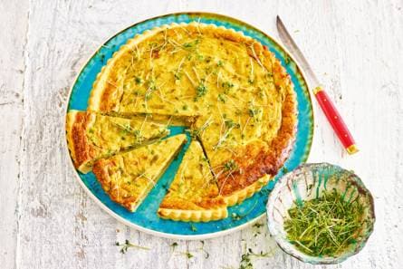 Kruidige kipquiche met tuinerwten