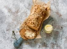 Als je een stukje wilt, moet je snel zijn. Want nog een beetje warm uit de oven is de cake het allerlekkerst.  