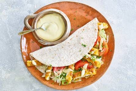 Kipwraps met honingmosterdsaus