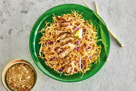 Noedelsalade met pindadressing