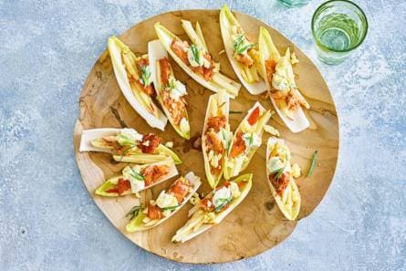 Witlofschuitjes met zalm en mayo