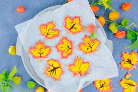 Herfstbladkoekjes met hazelnoten en specerijen