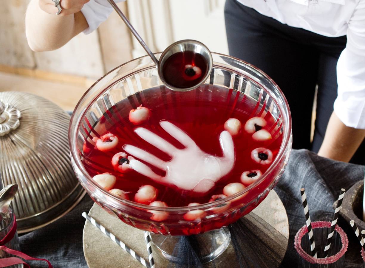 Halloweenpunch met oogballen en ijshandje