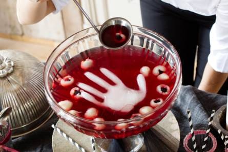 Halloweenpunch met oogballen en ijshandje
