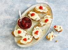 Verras je gasten met deze hapjes met ricotta en jam. 