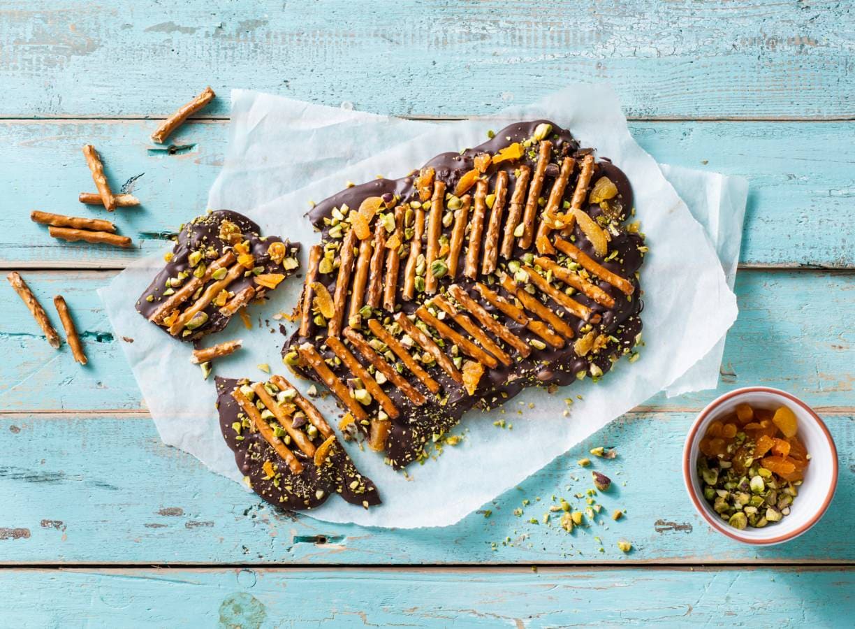 Chocoladebark met pretzels en noten