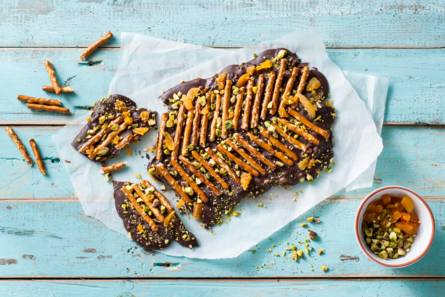Chocoladebark met pretzels en noten