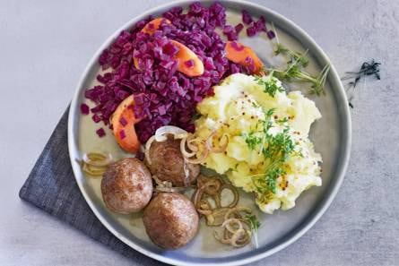 Gehaktballetjes en rodekool met speculaaskruiden