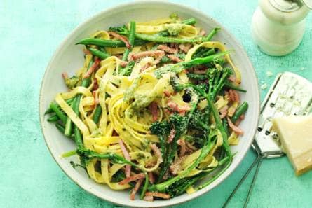 Pasta pesto met groene groenten en hamreepjes