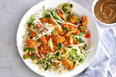 Roerbak met Thaise kip, rijst & homemade satésaus