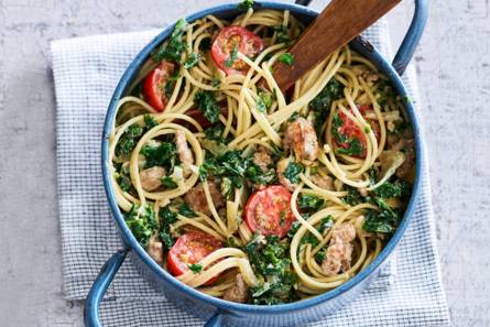 Snelle spaghetti met boerenkool, cherrytomaten en braadworst