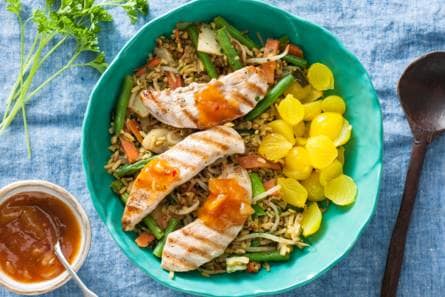 Indiase rijstschotel met gegrilde kip en mangochutney