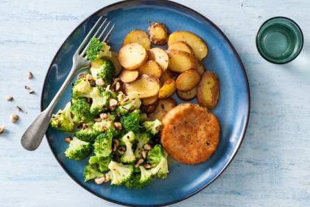 Rozemarijnaardappeltjes met zalmburger en broccoli
