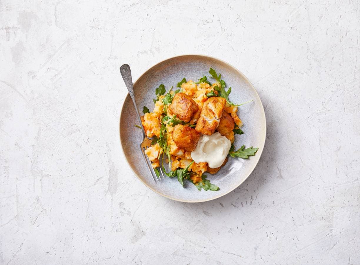 Zoete-aardappelstamppot met rucola en kibbeling